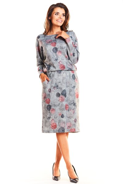 Szara sweterkowa sukienka o długości midi