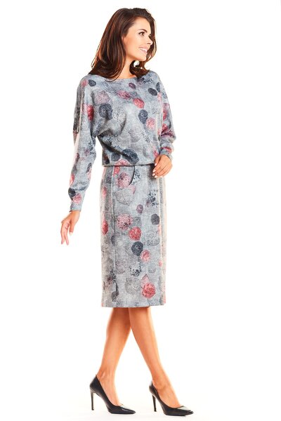 Szara sweterkowa sukienka o długości midi