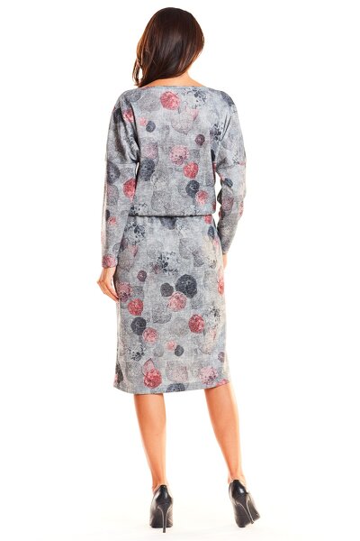 Szara sweterkowa sukienka o długości midi