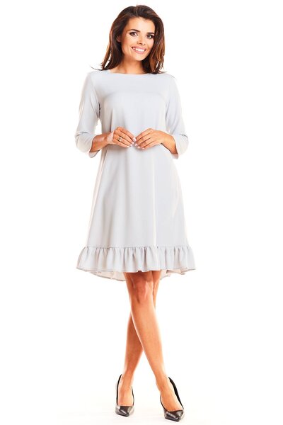 Szara trapezowa sukienka zakończona falbanką