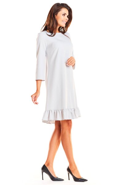 Szara trapezowa sukienka zakończona falbanką