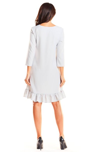 Szara trapezowa sukienka zakończona falbanką