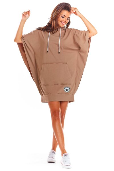 Szeroka beżowa sukienka o fasonie kimona