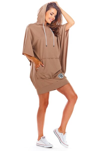 Szeroka beżowa sukienka o fasonie kimona