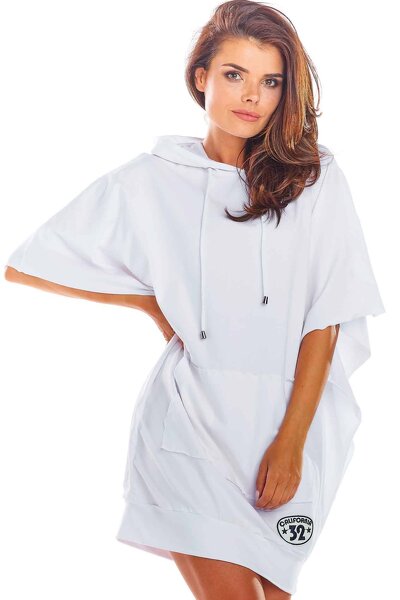 Szeroka biała sukienka o fasonie kimona