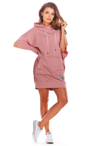 Szeroka różowa sukienka o fasonie kimona