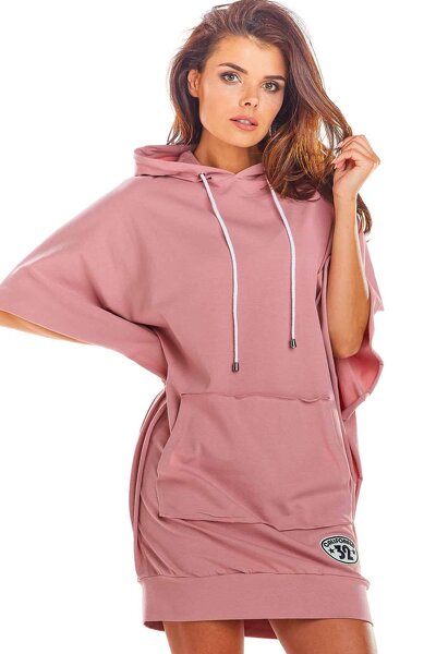 Szeroka różowa sukienka o fasonie kimona