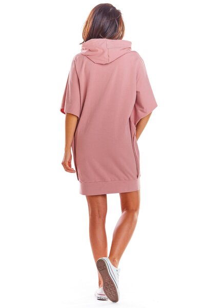 Szeroka różowa sukienka o fasonie kimona