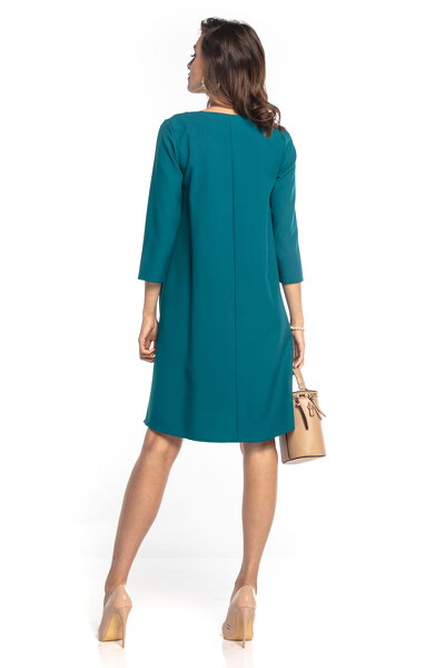 Szmaragdowa sukienka midi z paskiem o trapezowym kroju