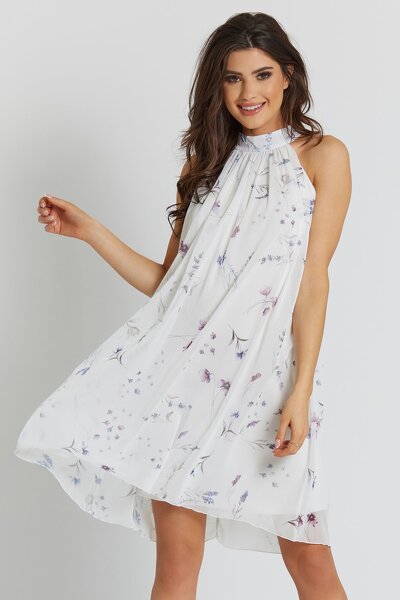 Szyfonowa luźna sukienka w kwiaty uszyta na stójce