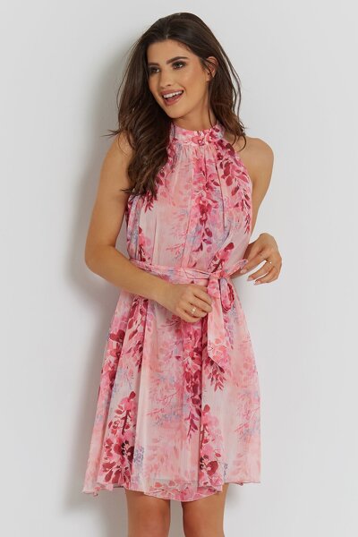 Szyfonowa luźna sukienka w różowym kolorze uszyta na stójce