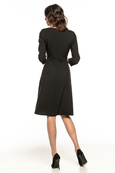 Czarna taliowana sukienka z rękawem 3/4