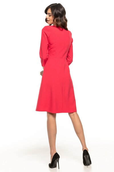 Czerwona taliowana sukienka z rękawem 3/4