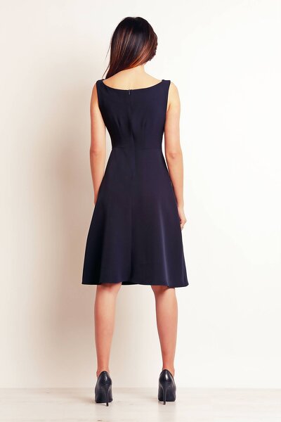 Taliowana granatowa sukienka na szerokich ramiączkach