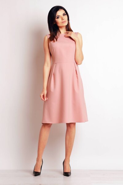 Taliowana sukienka w kolorze pudrowego różu na szerokich ramiączkach