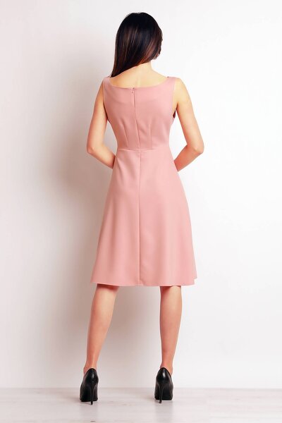 Taliowana sukienka w kolorze pudrowego różu na szerokich ramiączkach