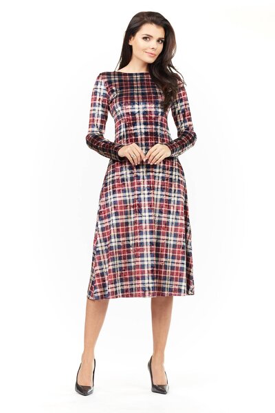 Taliowana sukienka w kratkę o długości 7/8