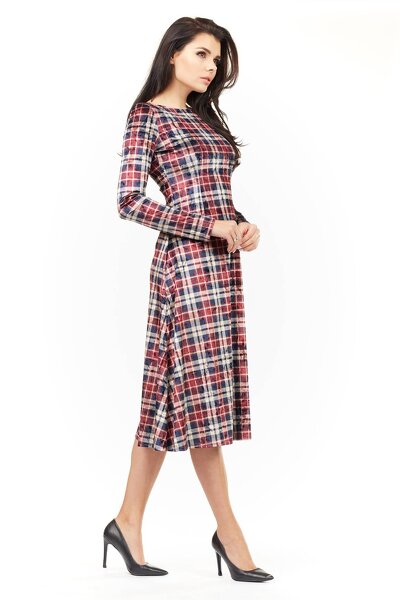 Taliowana sukienka w kratkę o długości 7/8