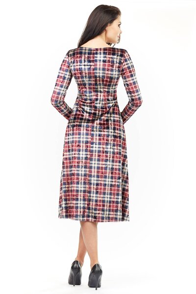 Taliowana sukienka w kratkę o długości 7/8