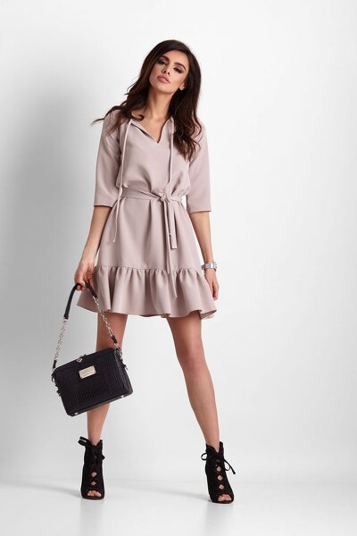 Trapezowa beżowa sukienka z falbanką