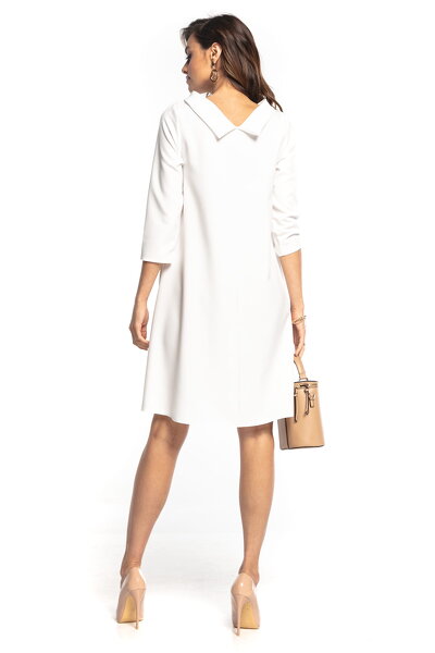 Trapezowa biała sukienka midi z ozdobnym kołnierzem na plecach