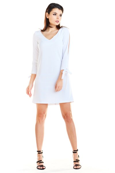 Trapezowa biała sukienka z ozdobnym rękawem