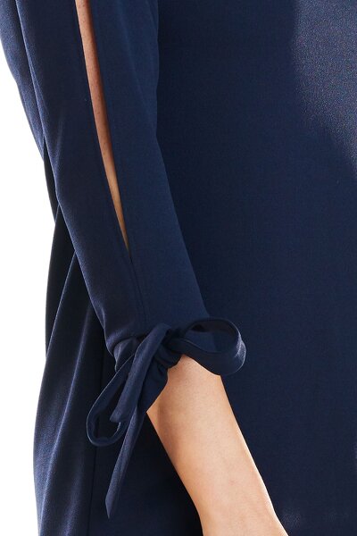 Trapezowa granatowa sukienka z ozdobnym rękawem