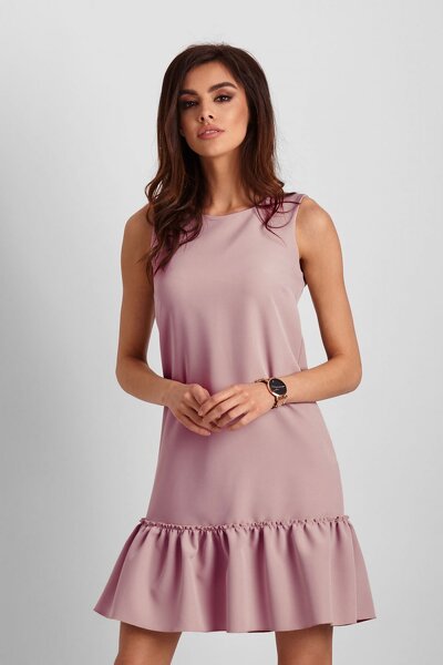 Trapezowa różowa sukienka z ozdobną falbanką na dole