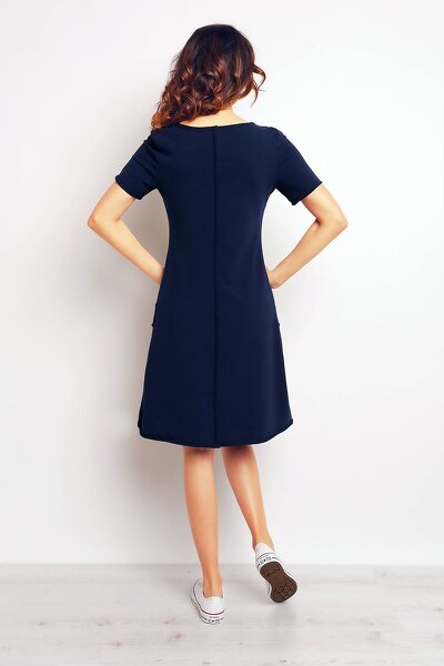 Trapezowa sukienka midi w kolorze granatowym