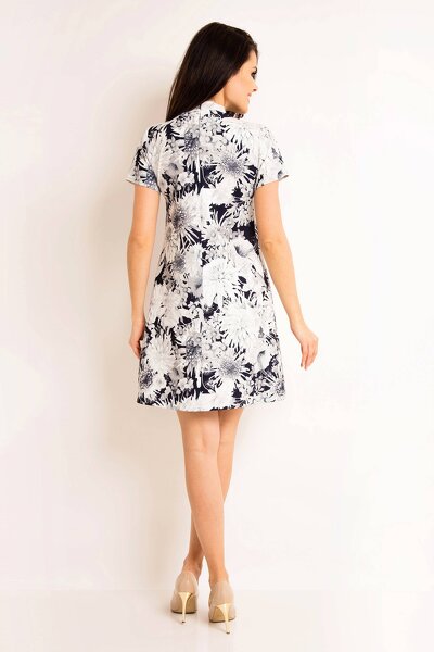 Trapezowa sukienka mini w granatowe kwiaty