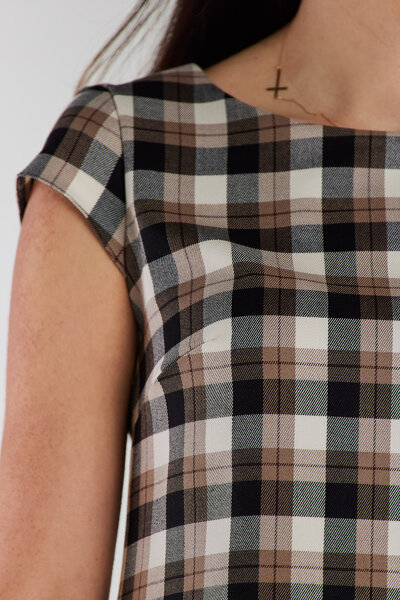 Trapezowa sukienka mini w kratkę brązowo - beżową