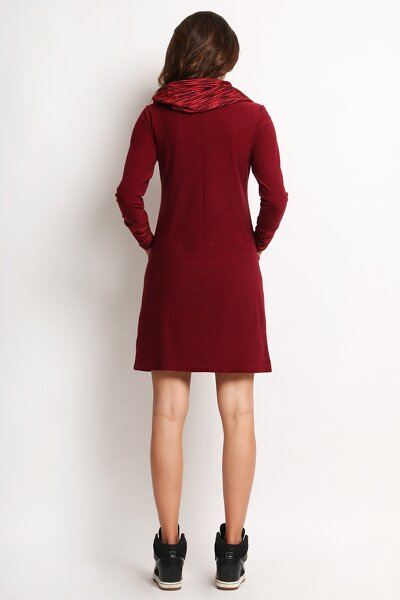 Trapezowa sukienka w bordowym kolorze z luźnym golfem