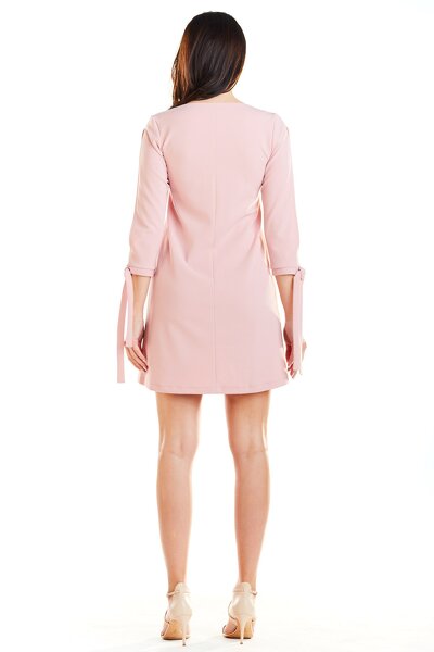 Sukienka w kolorze pudrowego różu z ozdobnym rękawem