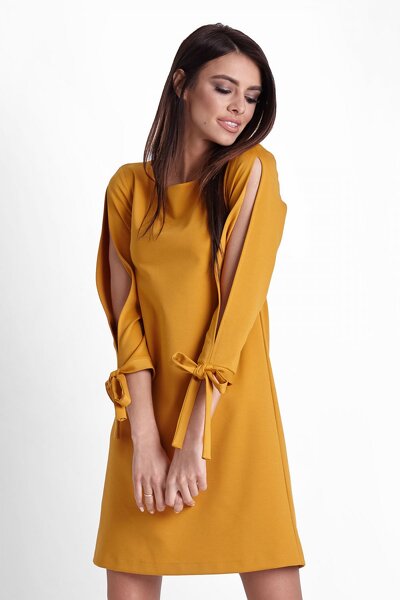 Trapezowa sukienka w musztardowym kolorze i ozdobnymi rękawami