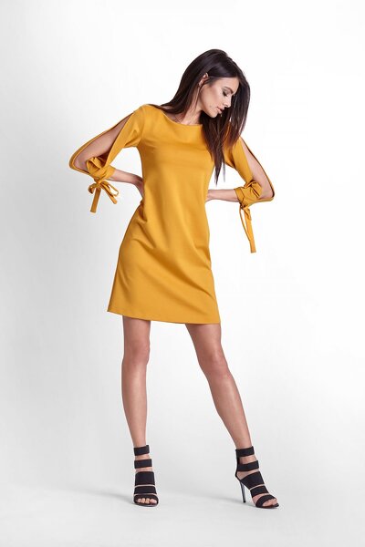 Trapezowa sukienka w musztardowym kolorze i ozdobnymi rękawami