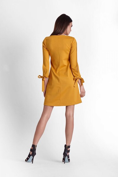 Trapezowa sukienka w musztardowym kolorze i ozdobnymi rękawami