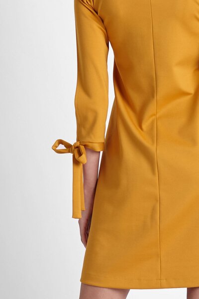 Trapezowa sukienka w musztardowym kolorze i ozdobnymi rękawami
