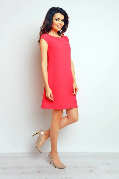 Trapezowa sukienka w różowym kolorze z krótkim rękawem