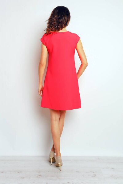 Trapezowa sukienka w różowym kolorze z krótkim rękawem