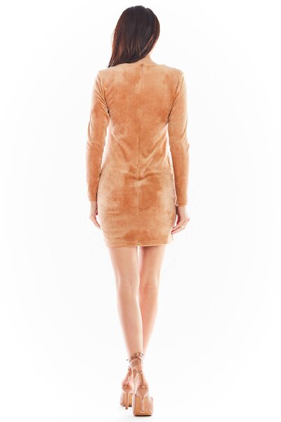 Welurowa sukienka mini w kolorze beżowym z rozcięciem