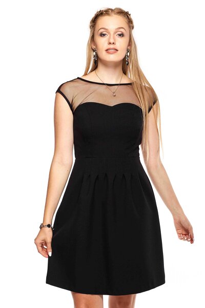 Czarna sukienka z prześwitującym dekoltem