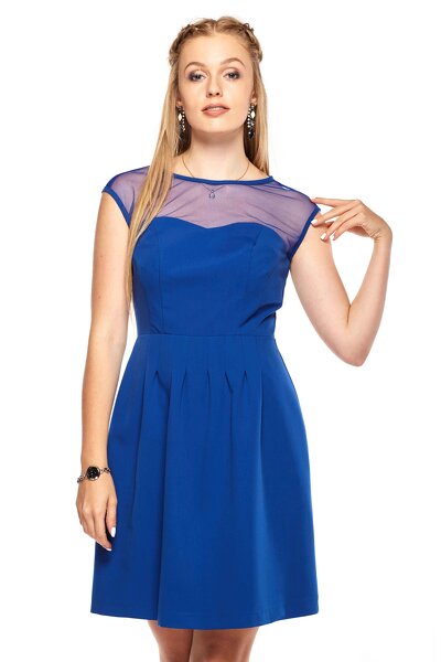 Niebieska sukienka z prześwitującym dekoltem