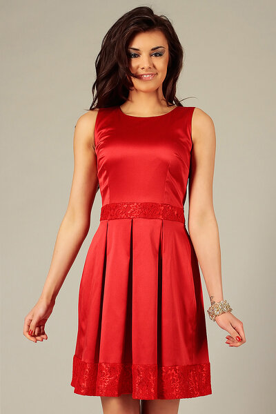 Czerwona rozkloszowana sukienka zdobiona koronką