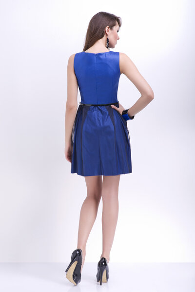 Wieczorowa niebieska sukienka ozdobiona prześwitującą tkaniną