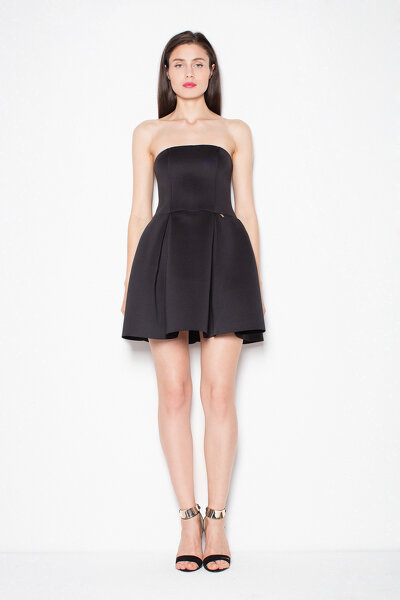 Czarna sukienka bombka z odkrytymi ramionami