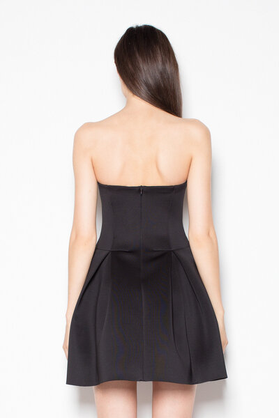 Czarna sukienka bombka z odkrytymi ramionami