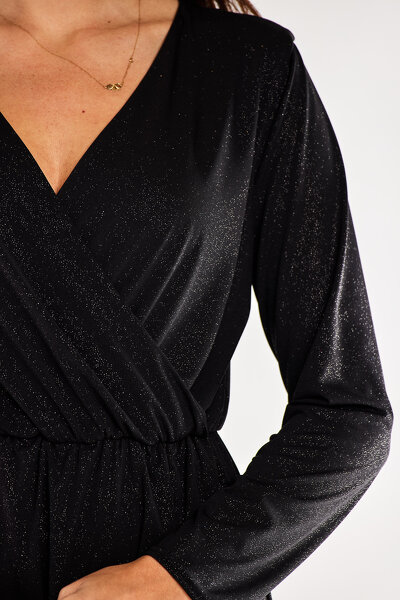 Wieczorowa czarna sukienka o kopertowym fasonie