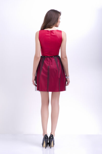 Wieczorowa czerwona sukienka ozdobiona prześwitującą tkaniną