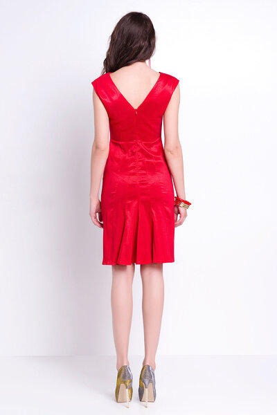 Wizytowa czerwona sukienka z dekoltem do szpica