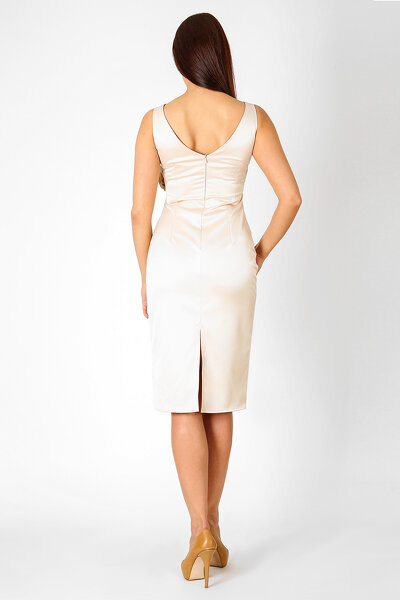 Kremowa sukienka z ozdobną różą przy dekolcie